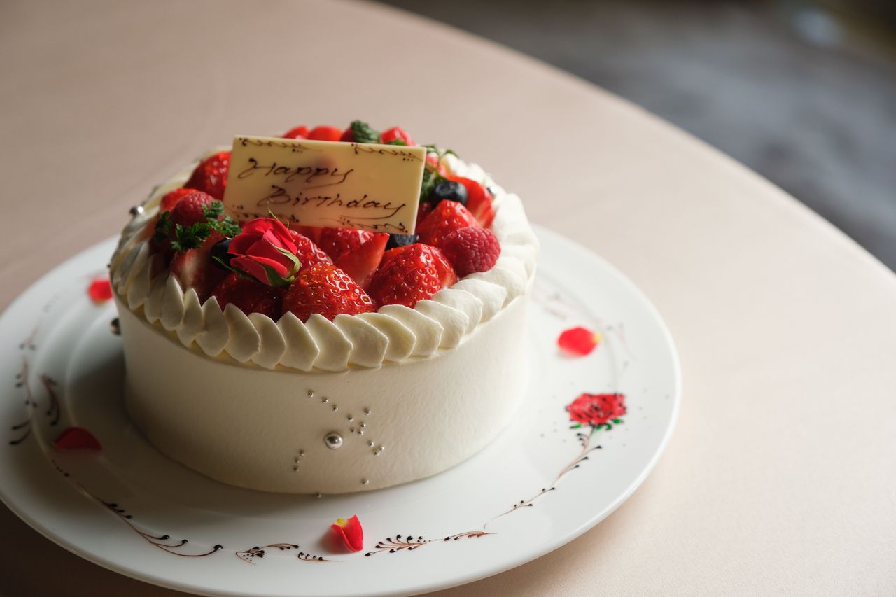 [Lunch Saison x Anniversary] Includes a whole cake and a toast! Enjoy a dessert with a message plate on a special day