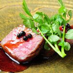 使用二十四節氣時令食材和精選牛肉的套餐