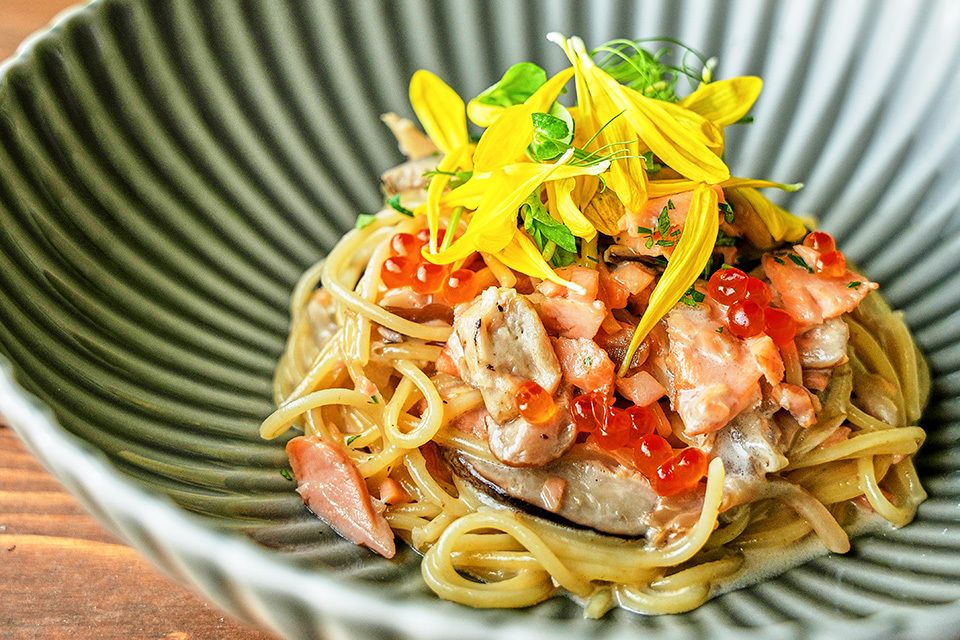 9/1～【ランチ】WEB予約限定選べるドリンク1杯付き★野菜たっぷり！人気のデザート含むサラダブッフェランチ〈メイン：選べるパスタ〉