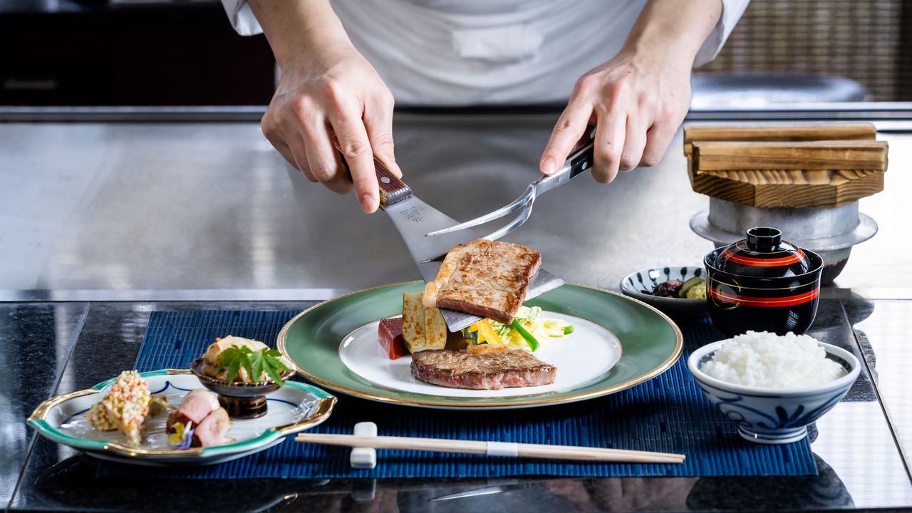 Domestic beef hamburger lunch [Kagayaki] includes soup, salad, domestic beef hamburger steak, diced steak, and 7 other dishes
