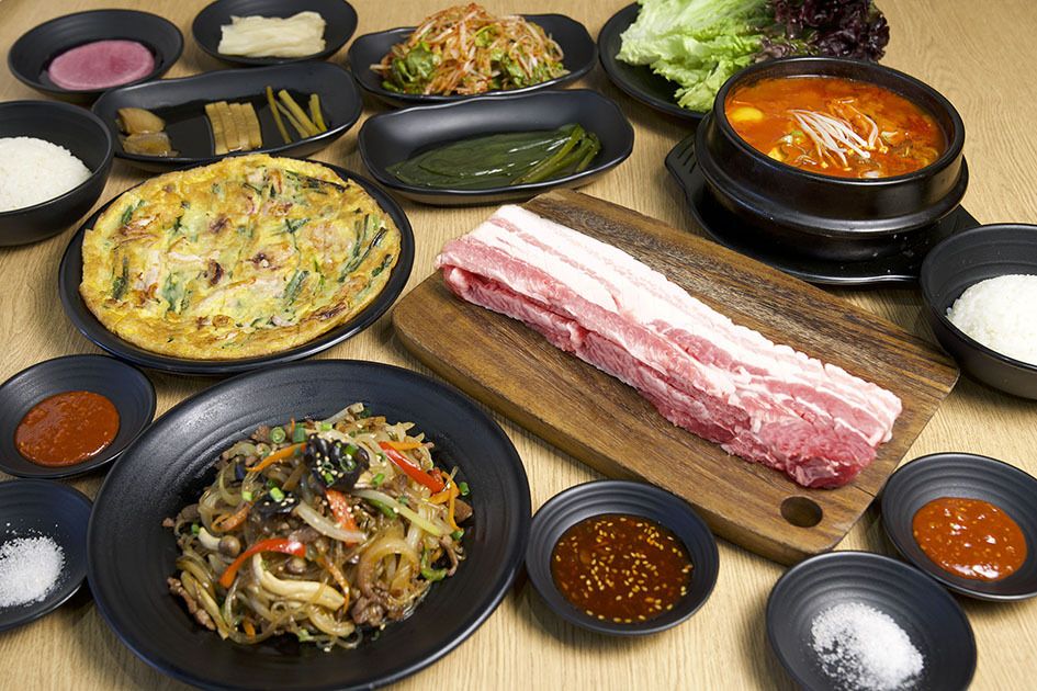 【Öğle Menüsü】★ C Seti ★ Öğle yemeğinde de olgunlaştırılmış etin tadını çıkarın♪ Olgunlaştırılmış samgyeopsal, seçmeli jjigae (Kore usulü güveç), japchae ve diğerleri