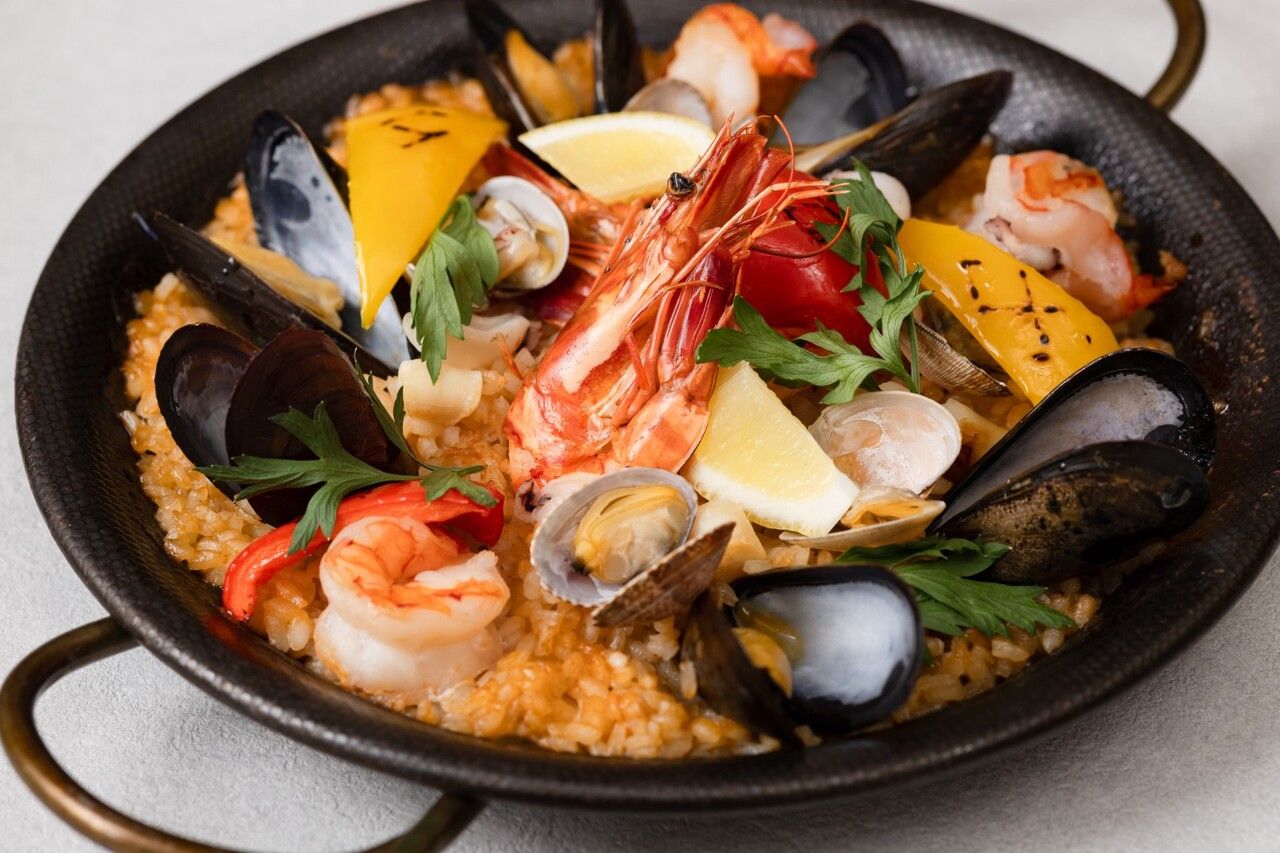 【休閒聚會套餐】包含最受歡迎的西班牙海鮮飯和奧坦巴雞的9道菜共享拼盤套餐 + 120分鐘暢飲