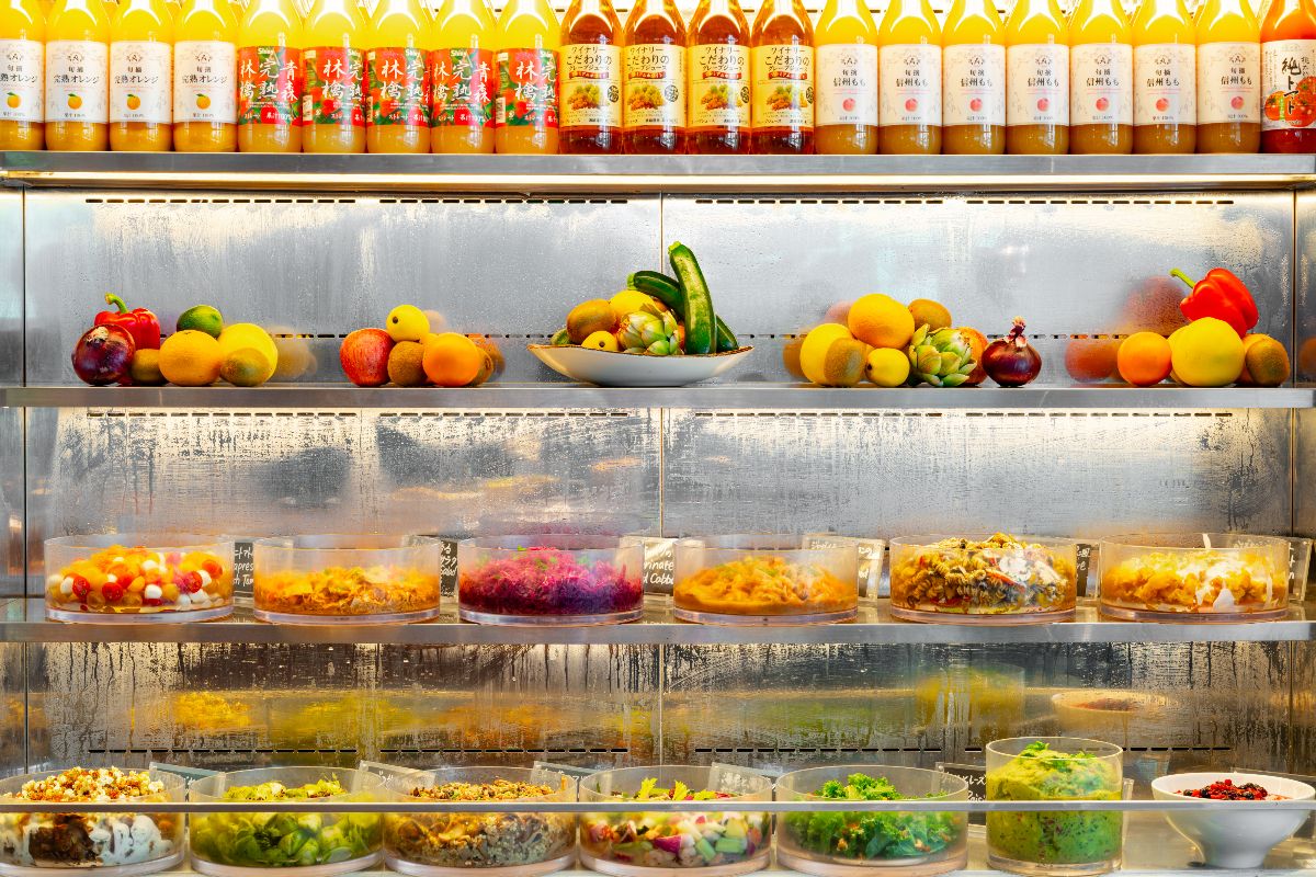 30種類のデリ＆サラダバー+焼きたてポップオーバー