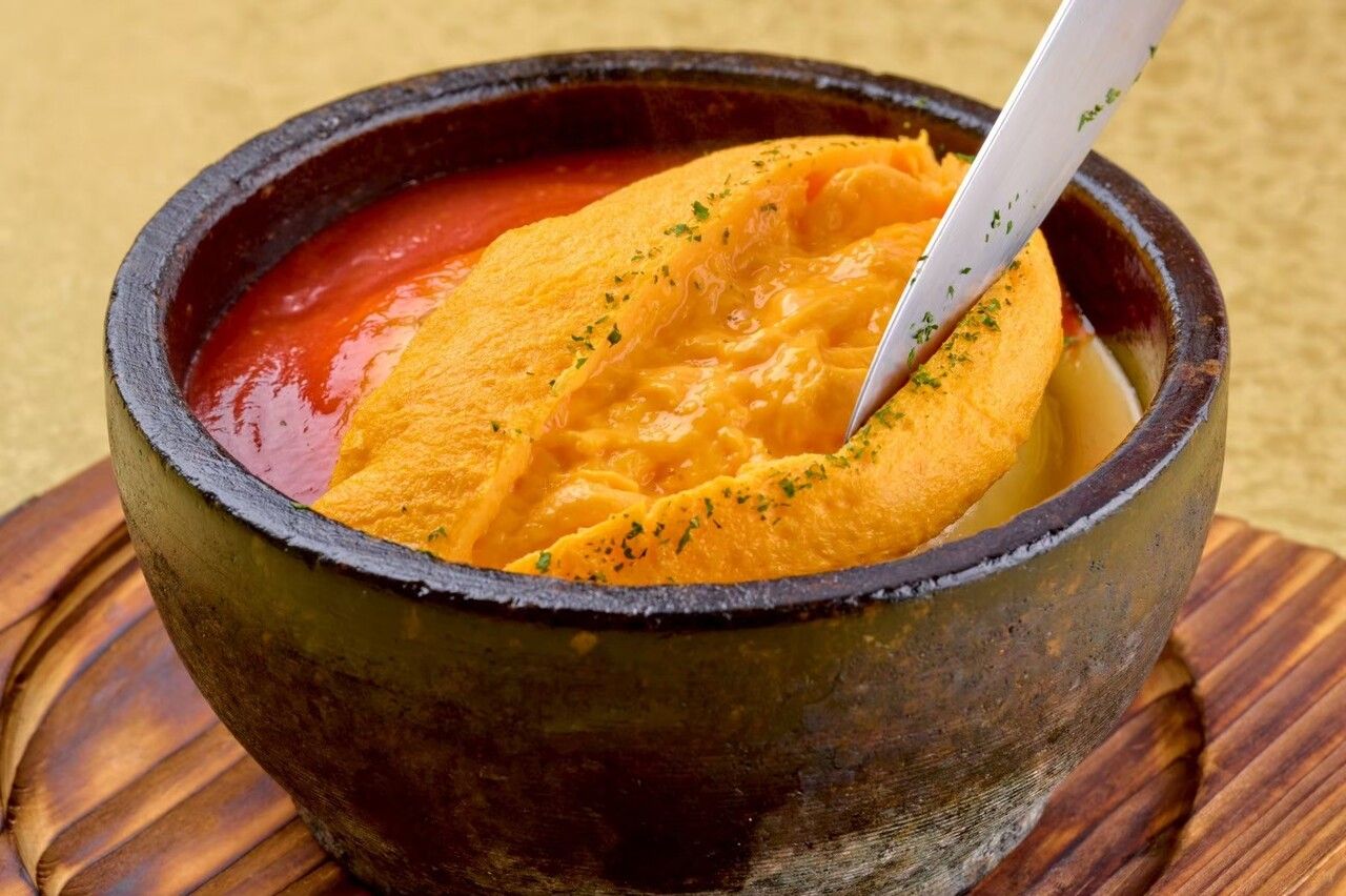 【新宿牛蜜套餐】此套餐讓您從頭到尾盡享牛蜜的美味。我們提供和牛甜蝦肉飯、時令魚子醬餡餅肉飯、精選菲力牛排製成的奶油蛋捲三明治，以及蓬鬆嫩滑的“石烤”牛肉蛋包飯！