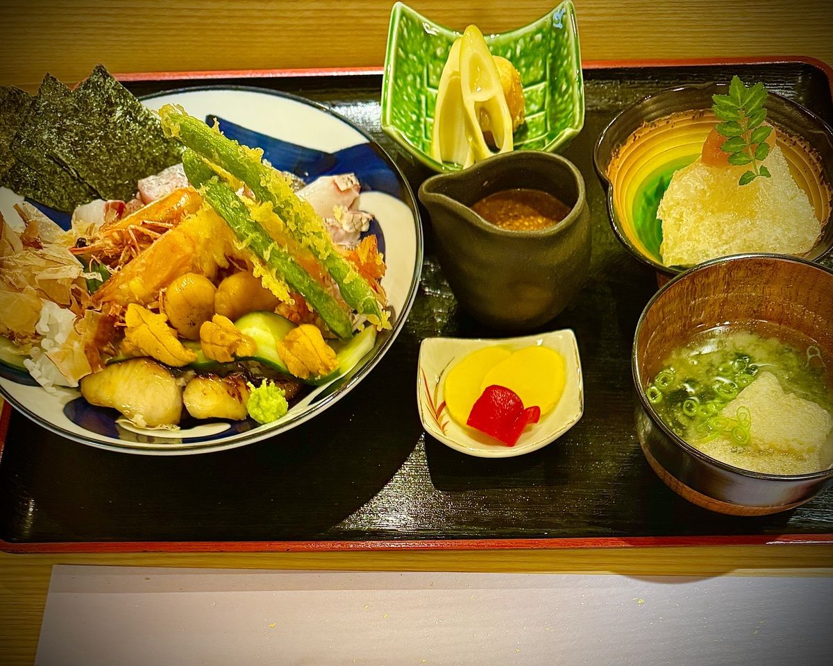 日本料理的巅峰之作：精选海鲜盖饭套餐