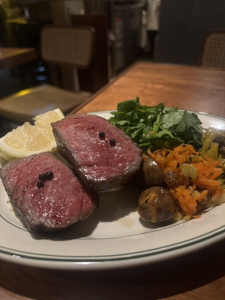 The main course is Hiroshima Shinseki beef broiled in a hustle and bustle ~Beefsteak plate~!!
