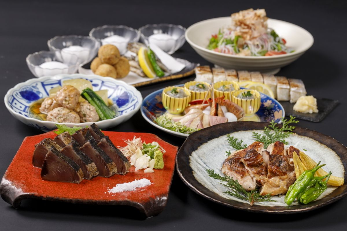 【12月豪華忘年会プラン】『名物!かつを藁焼き塩たたきと鰹お造りの食べ比べ』【牛みすじの藁焼き】を含む全12品 高知地酒含む2時間飲み放題付 よさこいコース