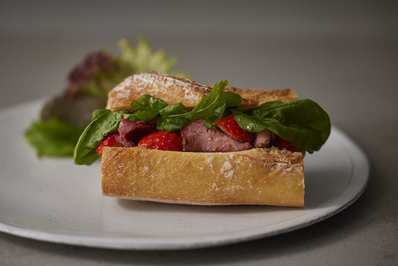 パルフェバンビ付きサンドイッチランチ〜いちご・クリームチーズ・ブレザオラのバゲットサンド〜【 ¥4,800円(税別) 】