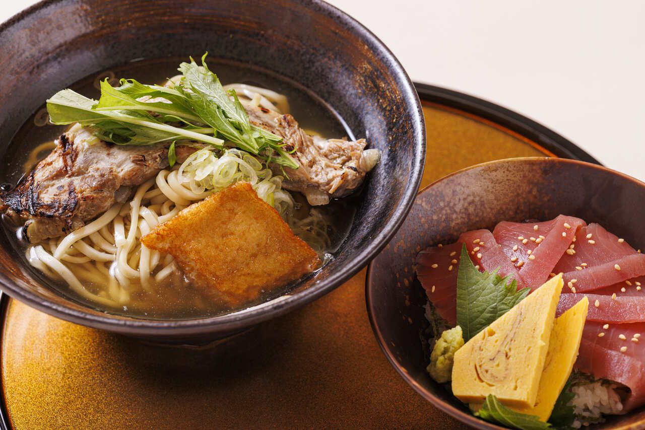大きなソーキの宮古そばとミニ宮古島鮪丼