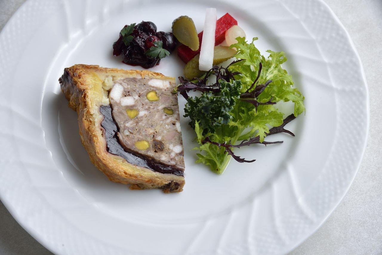 【午餐】特色套餐：五道菜的豪华选择，包括三道主菜和我们广受欢迎的煎蛋卷。