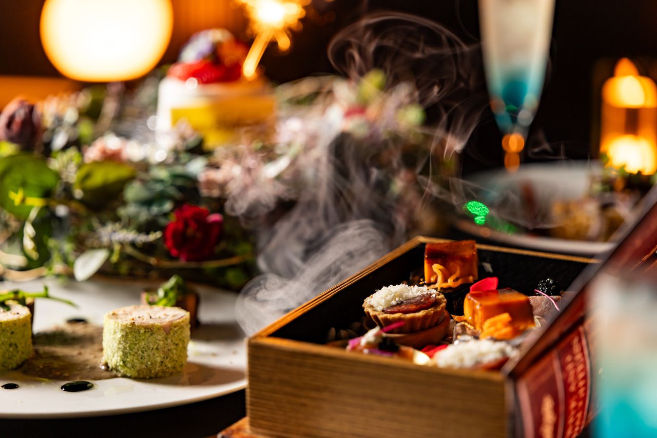 【リッチバースデーコース】大切な方の思い出に残すブック型オードブルとフラワーリースケーキ＆誕生石カクテル付き記念日プラン