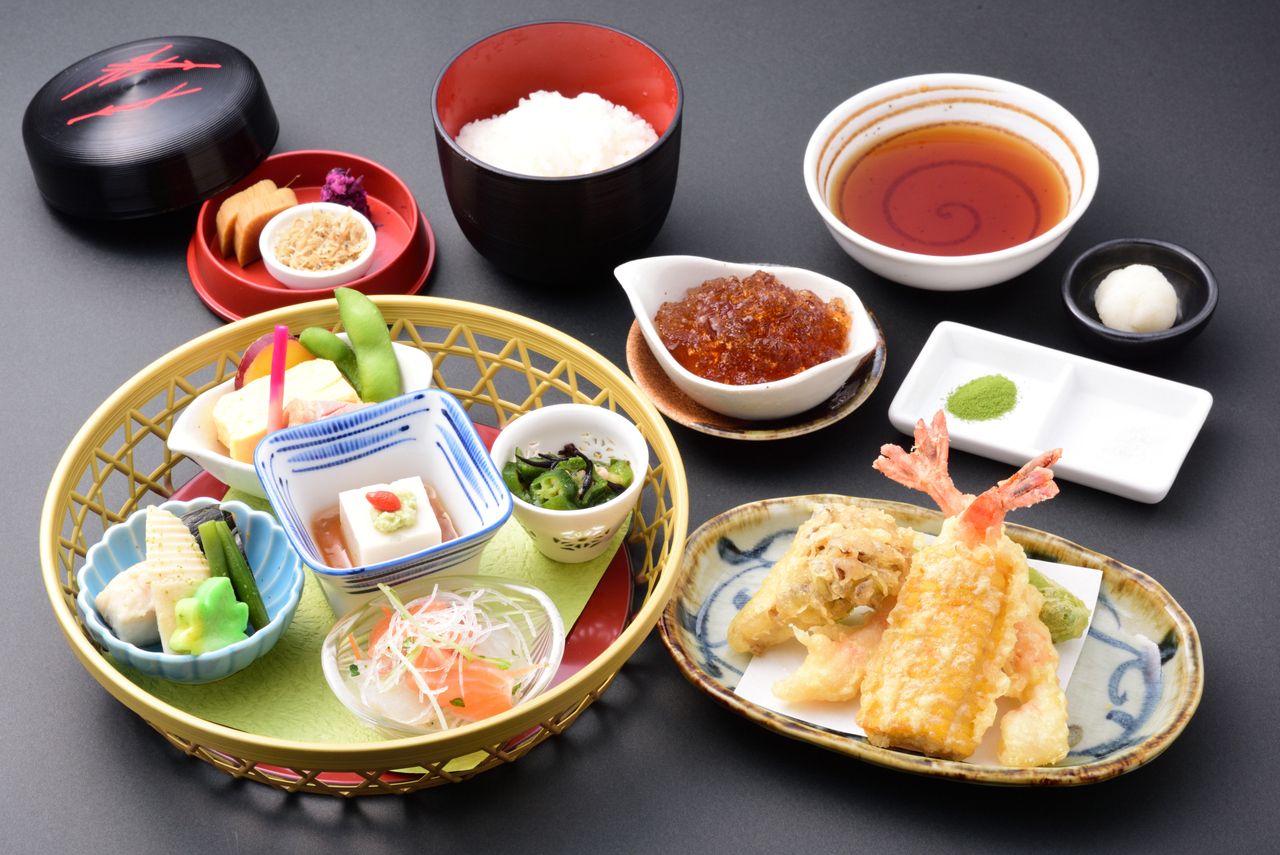 【期間限定16％OFF！】平日/土日祝日もOK♪ヘルシー花籠御膳＋ソフトドリンク1杯