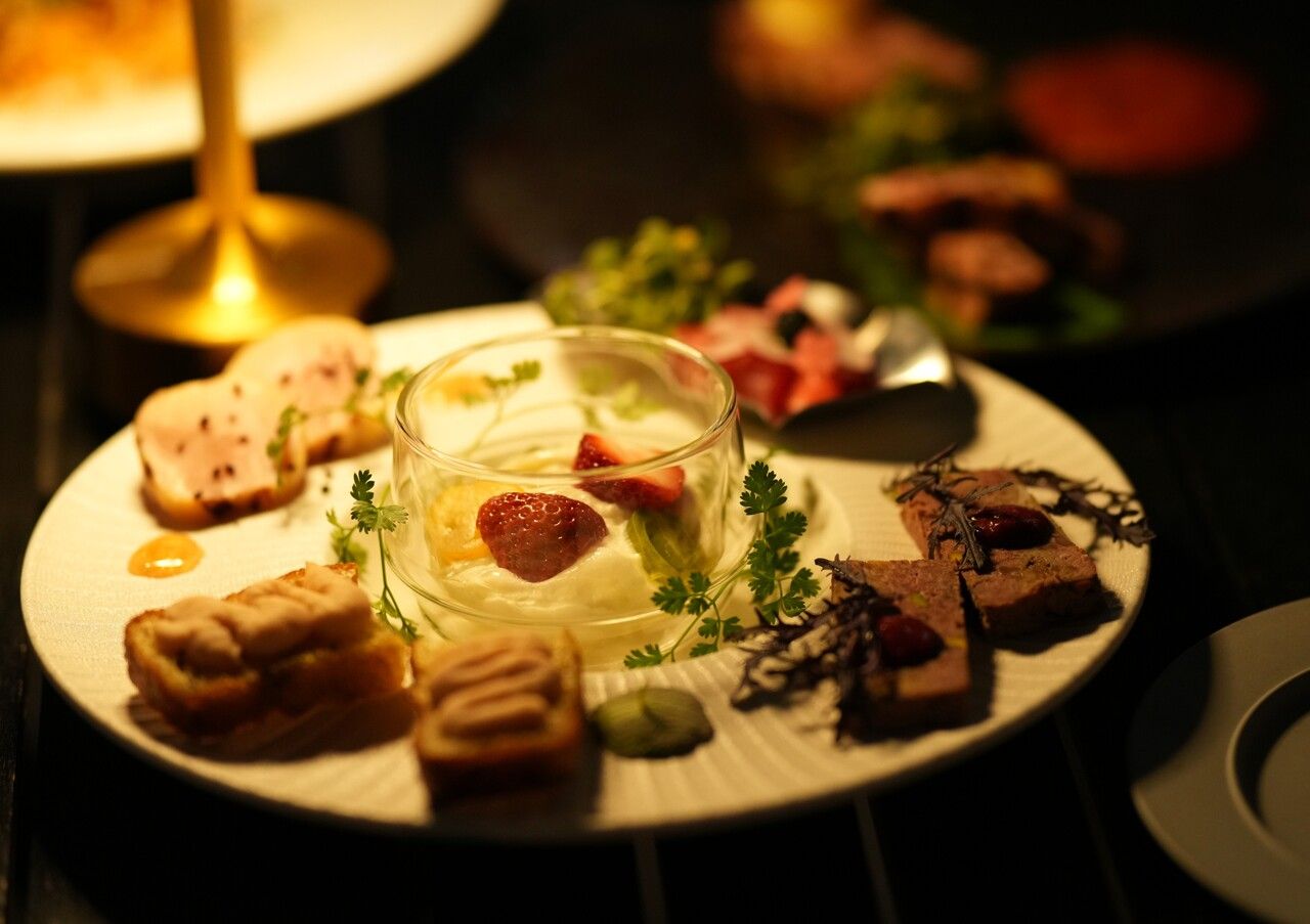 【露台座位】包含5種開胃菜拼盤 + 單點菜色（請於當日選擇其他菜色）