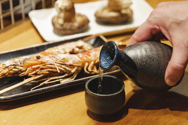 【Luxurious Premium Course】Recommended by the proprietress! Enjoy a luxurious selection of seasonal fish grilled over a fire, giant prawns, seared beef fillet skewers, and seasonal fruits! Premium Course