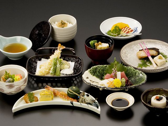 [Transport inclus] Dîner Kaiseki au bord de la rivière : repas de 10 plats comprenant de l’ayu grillé (poisson sucré), de la cuisine de Kyoto et de la nature, ainsi que de la bière japonaise.