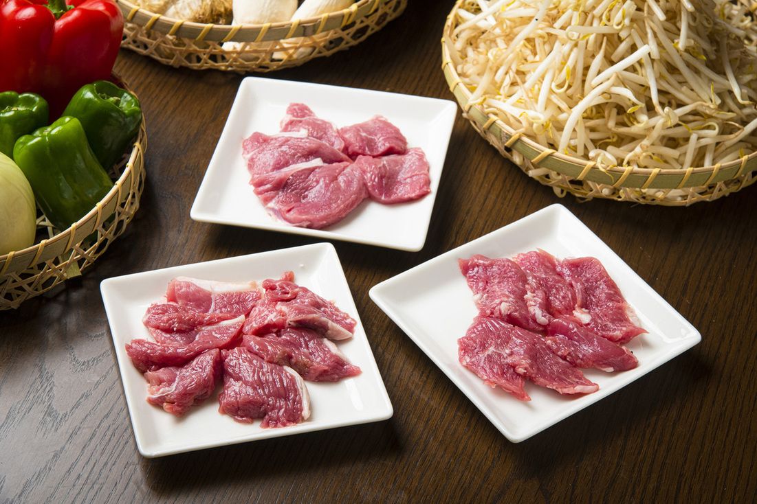 【仅限周一至周四及周六】精选羊肉套餐无限量供应，含2小时无限畅饮 *仅限餐桌结账