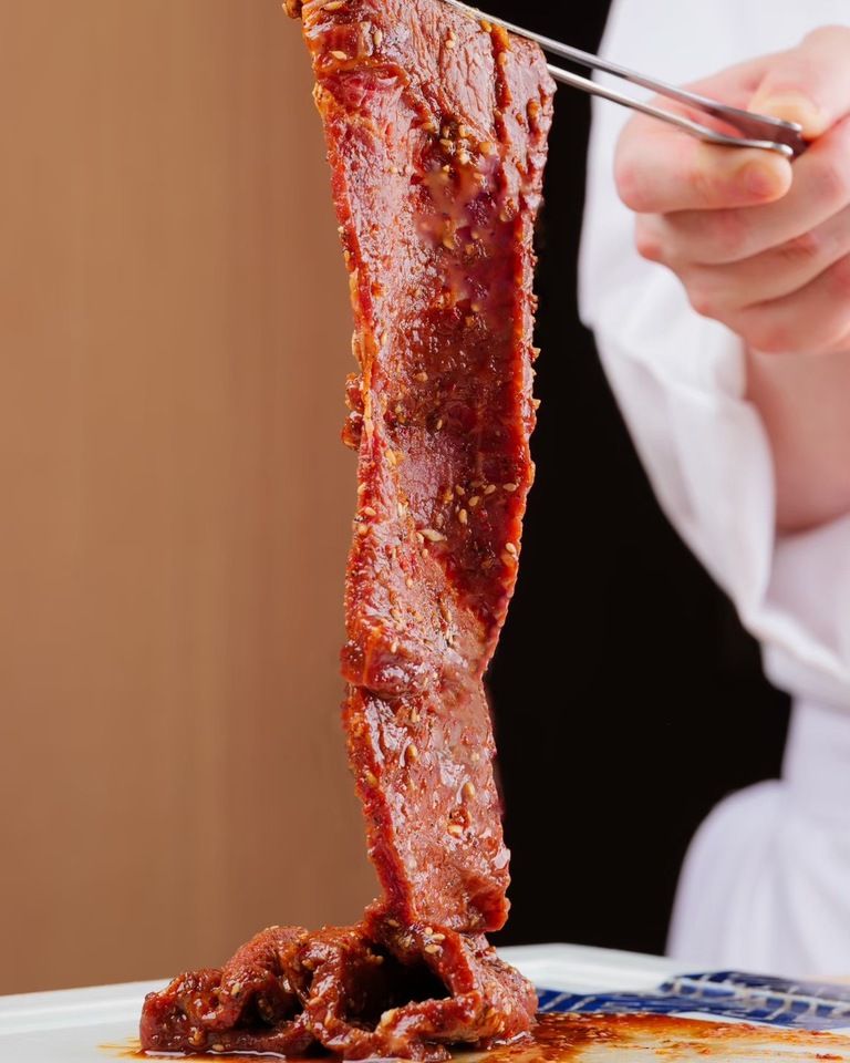 Private rooms guaranteed! We’re offering the new “Shinjuku Ushimitsu Grand Opening Course” featuring “Spicy brioche cutlet sandwich with carefully selected pork loin” and “Wagyu uni yukke dog”. Additionally, we serve grilled meats of superior quality, seasoned with our specially selected condiments.