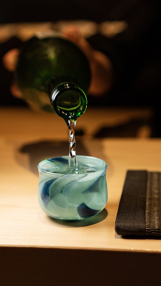 Nananin 的季节性 omakase + 清酒搭配套餐