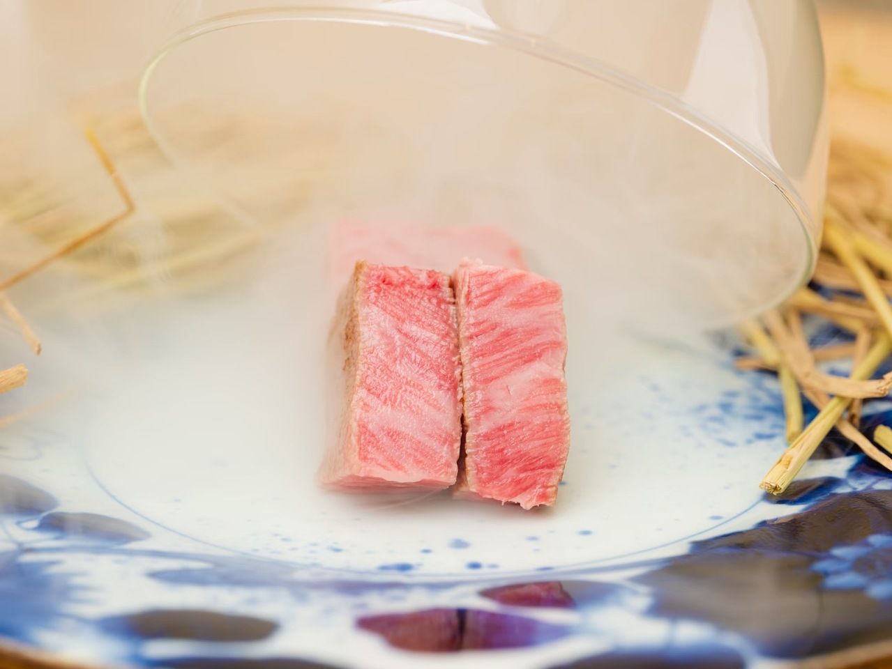 包廂確保【西麻布賢四郎週年紀念套餐】「賢四郎燒～瞬間煙燻～」、「精選和牛鰻魚生肉塔可」、「炸肉餅三明治～自製醬汁～」 提供8種精心挑選的燒物，並搭配適合各部位的調味料。