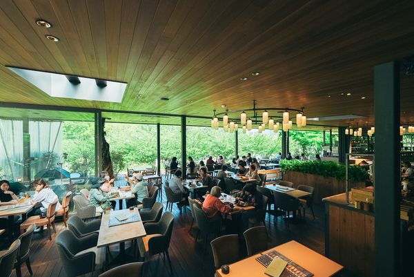 店内テーブル席